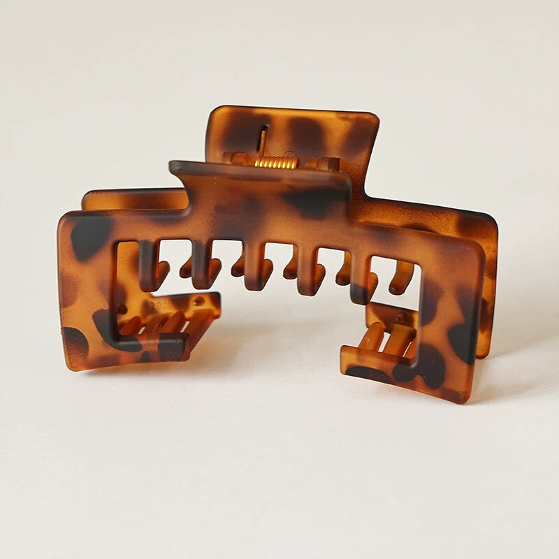 The "Baseball Cap + Claw Clip" Game Changer 🧢✨